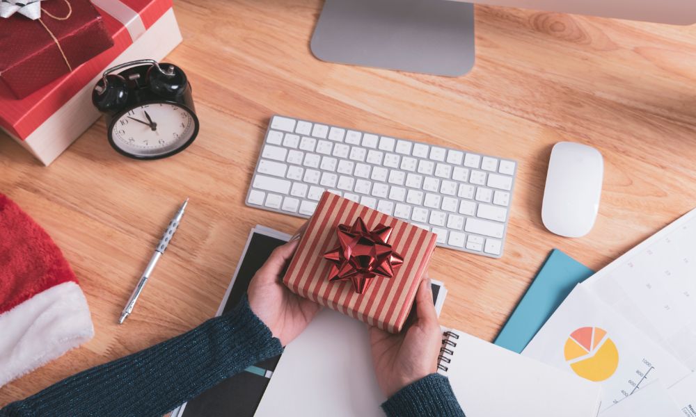 デスクで贈り物をもらう社員