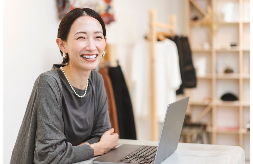 笑っている女性