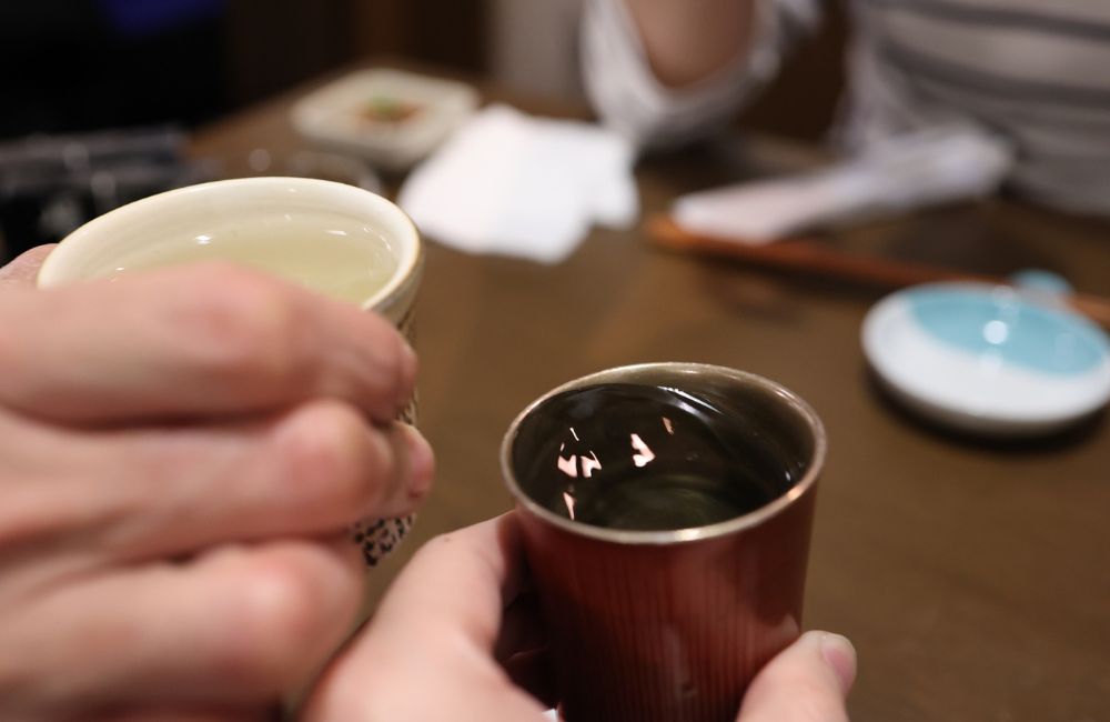 同窓会でお酒を酌み交わす様子