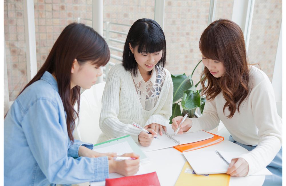 オフィスで働く女性 3人