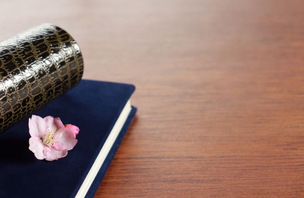 卒業証書と桜の花びら