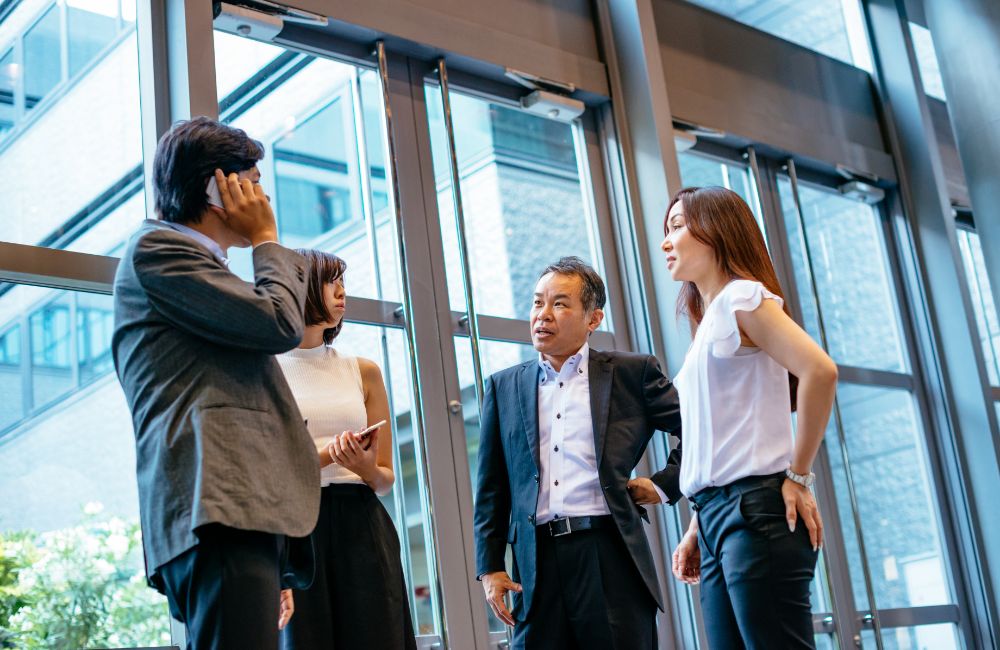 社員が集まっている
