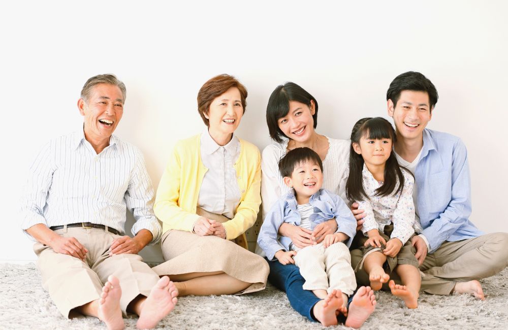 幸せそうな3世帯家族